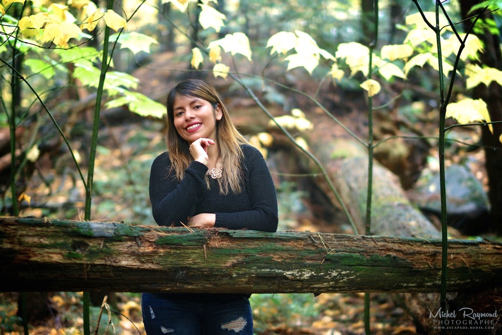 belle-femme-latine-en-automne-quebec