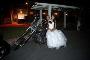père et fille la mariée sur une moto
