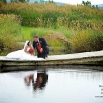 photo des mariés près du lac