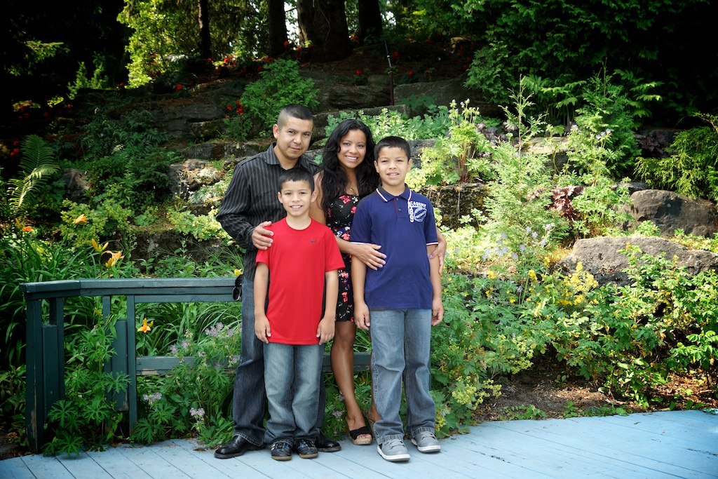 photo famille latino au jardin de Laval
