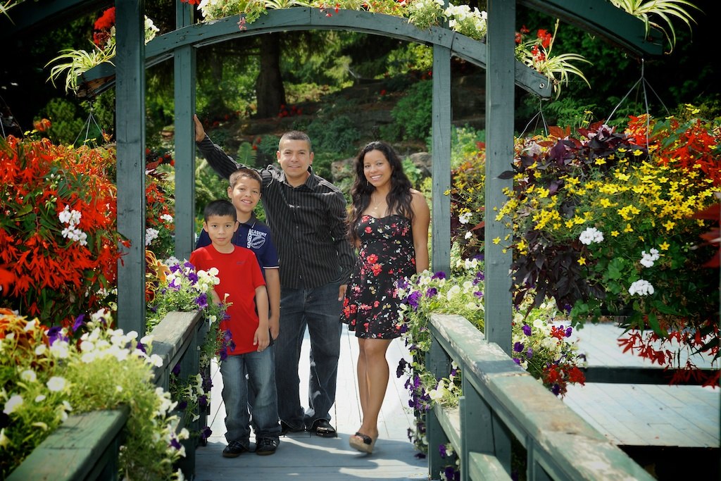 Photo de famille aaaavec les fleurs du Centre de la Nature de Laval