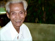 Vielle homme vietnamien avec sourie par Michel Raymond