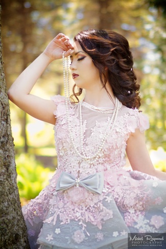 belle-robe-de-mariage-de-couleur-rose-avec-fleurs-au-jardin-botanique