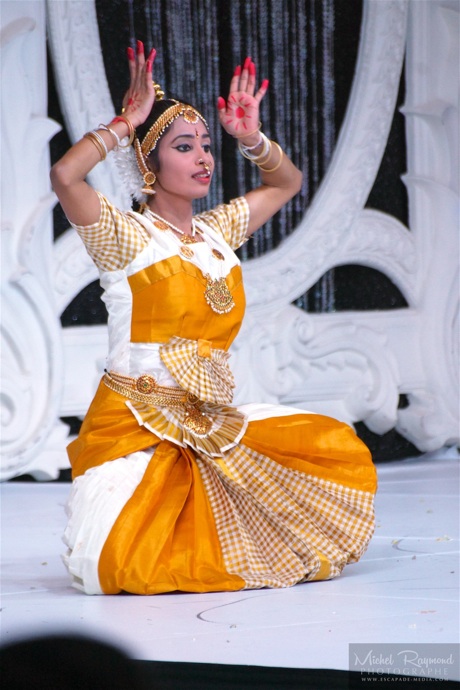 danse-traditionnelle-indienne-costume-or