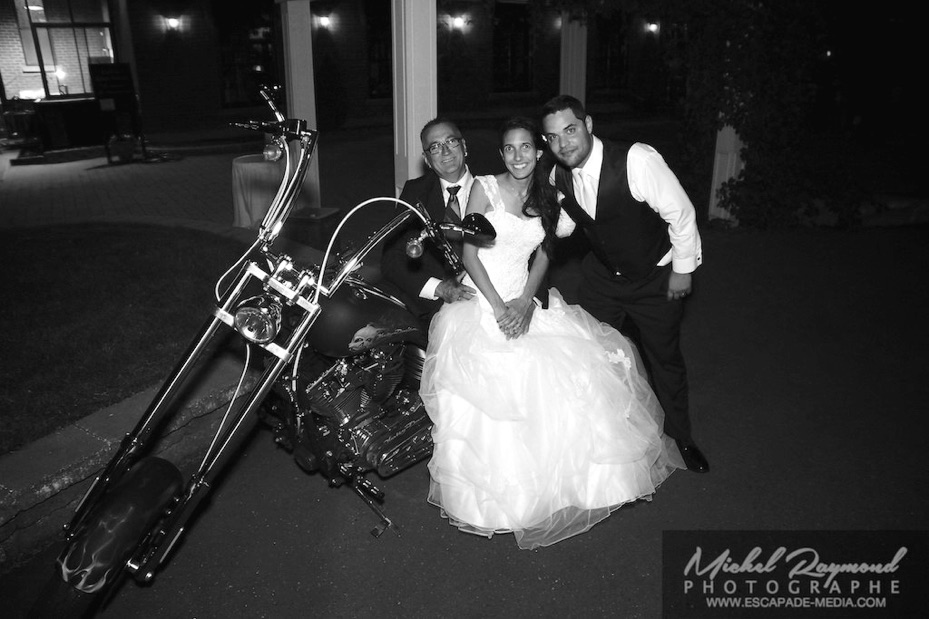 les mariés avec le prère de la mariés près d'une moto