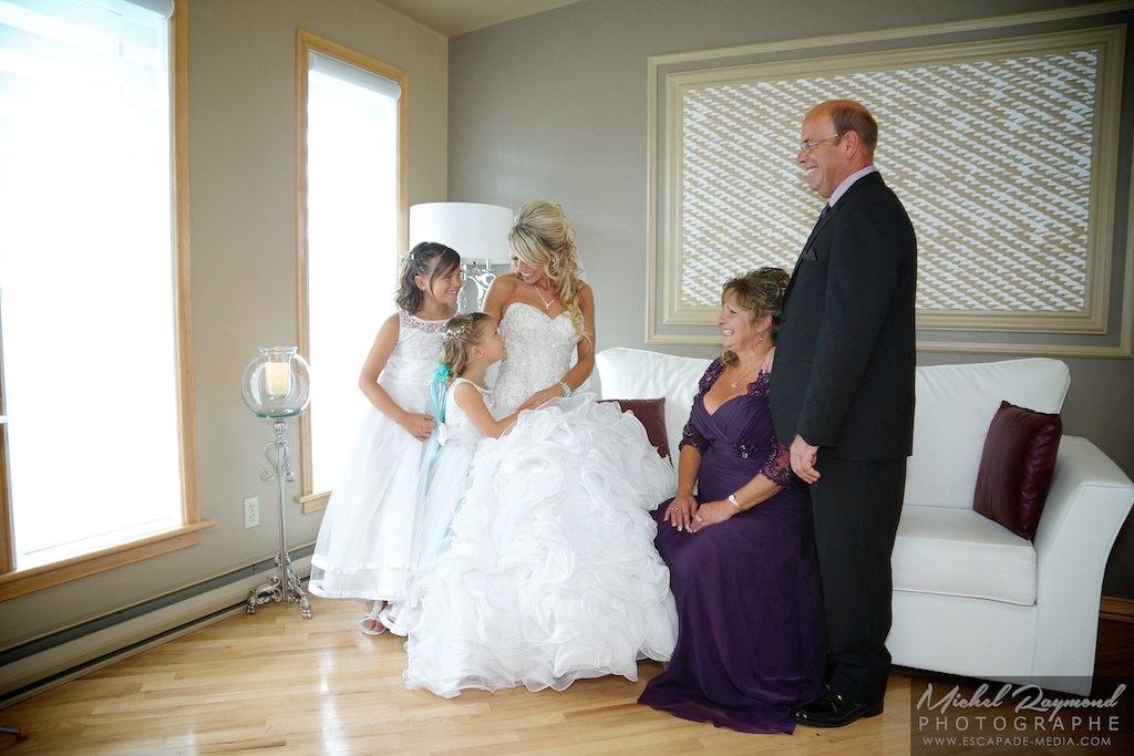 photo de la future mariée, bouquetières et parent