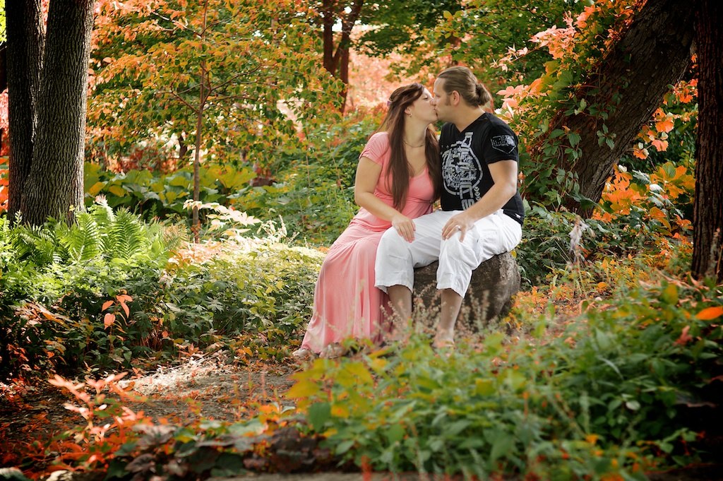 magnifique photo de couple amoureaux dans la nature automne