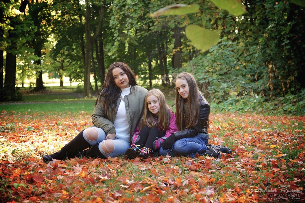 trois-jeunes-filles-feuilles-automne