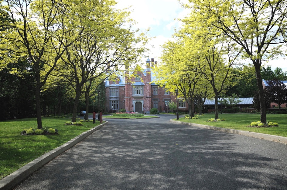Robert Bérubé et Marie-Chantal Labelle près de l'arbre au Manoir Rouville Campbell