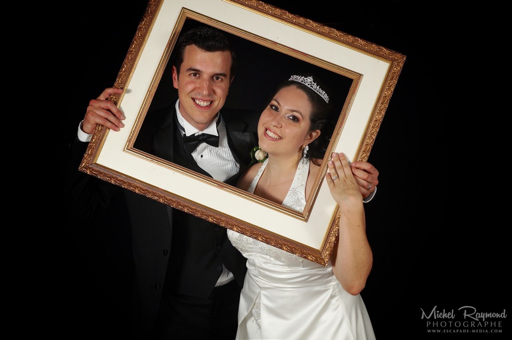 les-mariés-dans-un-cadre-photobooth