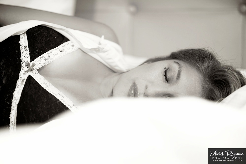 belle-pose-boudoir-femme-latine-couché-sur-le-côté-yeux-fermé