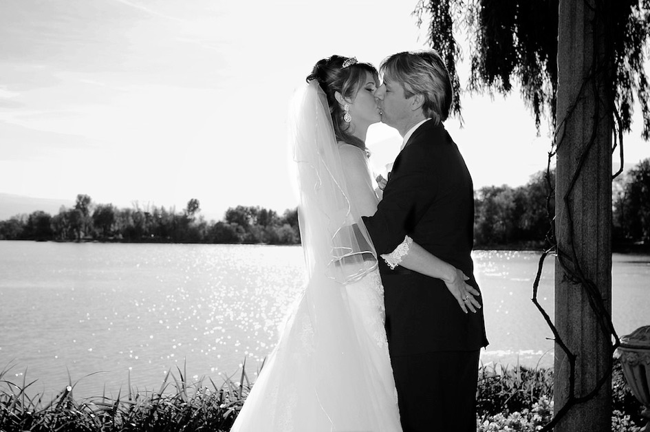 Couple marié devant le lac des d eux montagne du Chateau Vaudreuil
