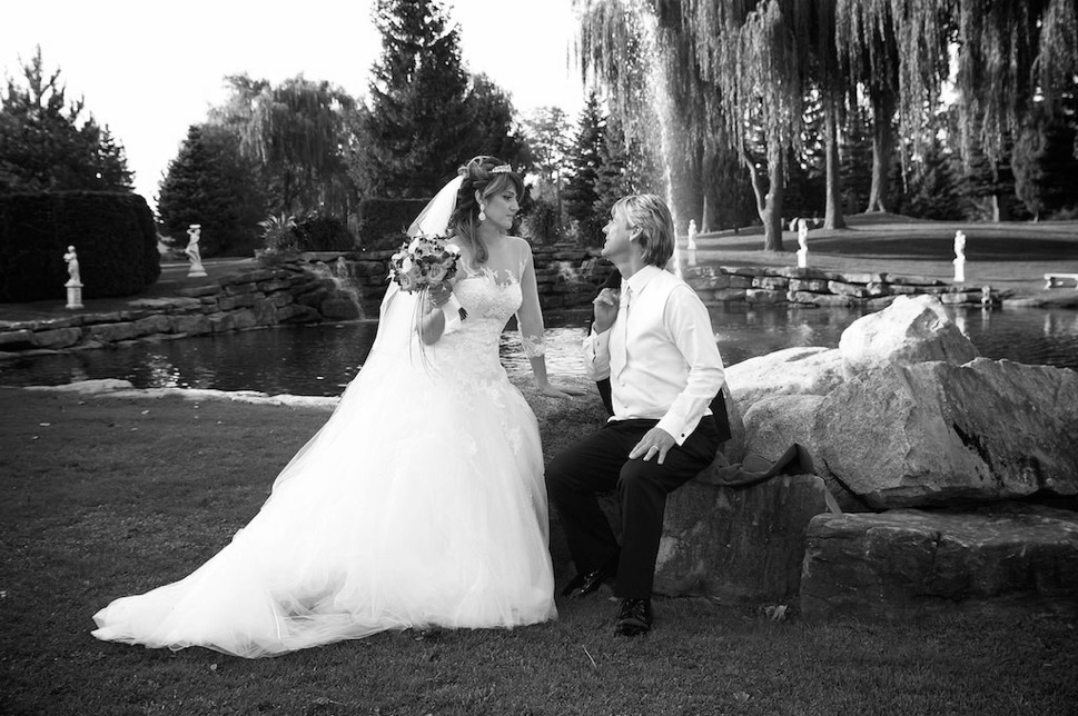 Photo de mariage dans le jardin du chateau Vaudreuil