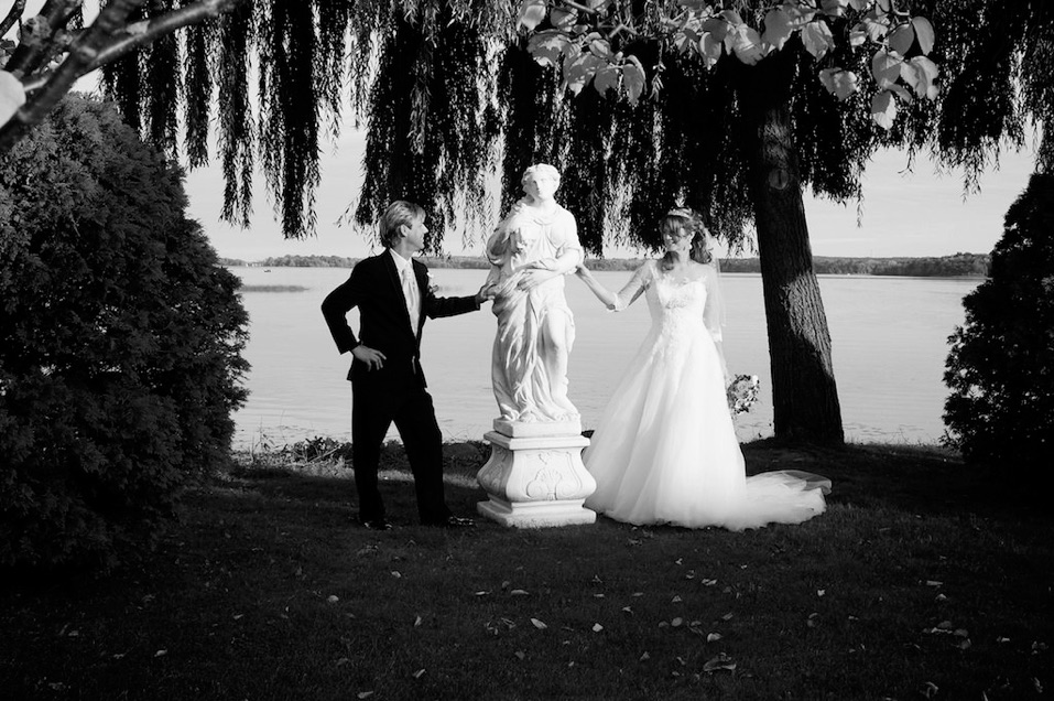 photo des mariés devant la statue près du lac des deux montagnes