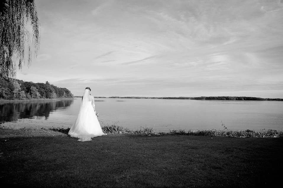 Magnique photo de la mariée ophie devant le lac des deux montagnes du Chateau Vaudreuil