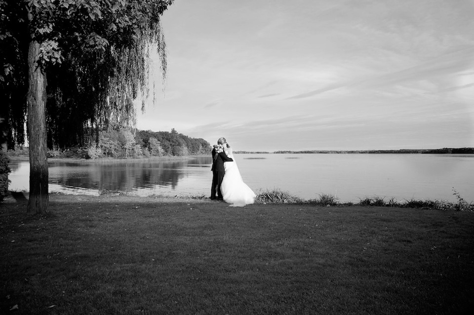 Couple marié s'embresse devant le lac du Chateau Vaudreuil