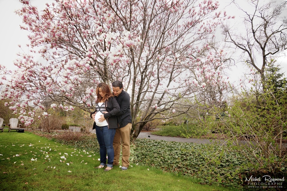 photo-de-grossesse-et-magnolias-jardin-botanique