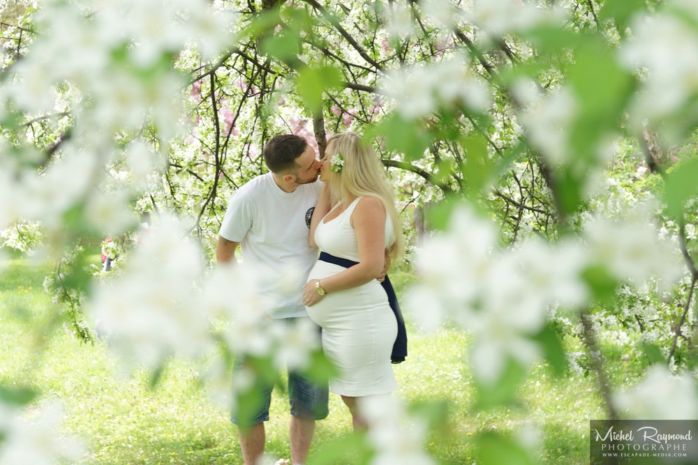 couple-maternité-embrasse-dessous-arbre