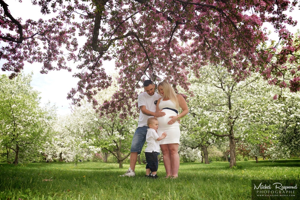 photo-maternité-avec-enfant-oeille-sur-le-ventre