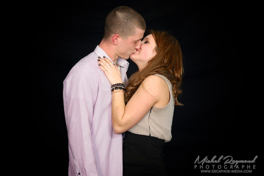 photo-studio-de-mariage-couple-s'embrasse