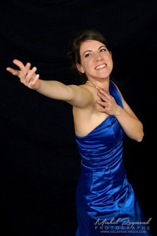 la demoiselle d'honneur en robe bleu au photobooth