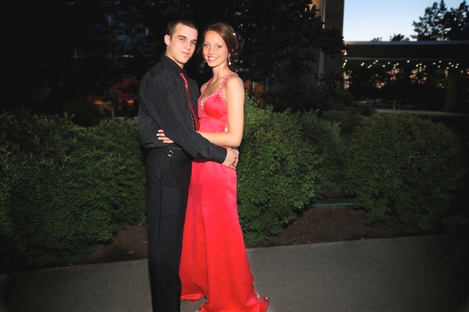 jeune couple étudiant au bal