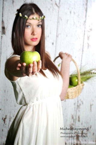 jeune fille montre une pomme verte