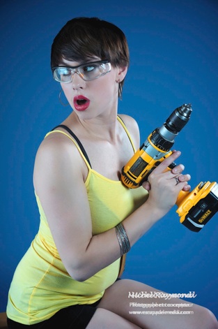 femme sexy avec outil de travail de construction