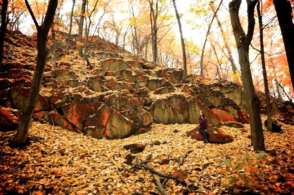 Photo d'automne avec Jade près des rochers 