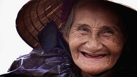 photo portrait d'une vielle femme viietnamiene à Hoi an