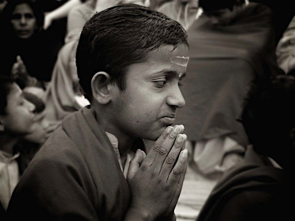 enfant indien lors des prière à parmath à rishikesh en inde