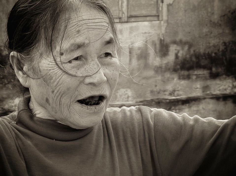 femme vietnamienne à la bouche noir