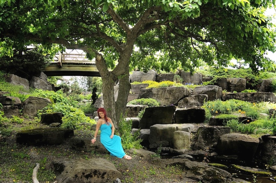 belle femme rousse devant arbre jardin botanique