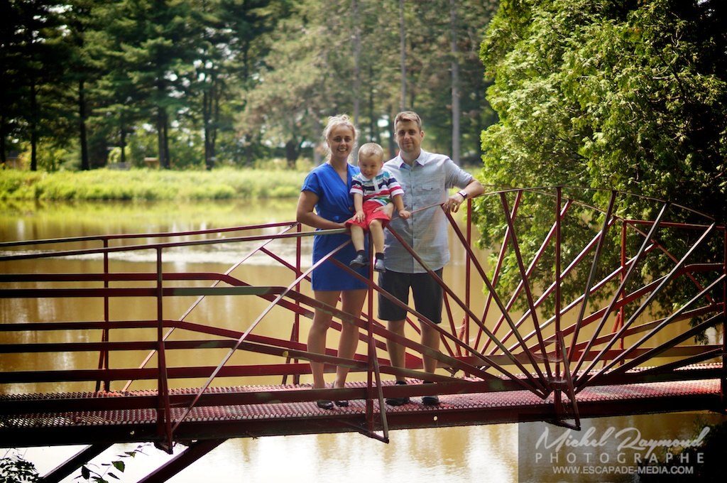 photo en famille sur petit pont en fer forgé