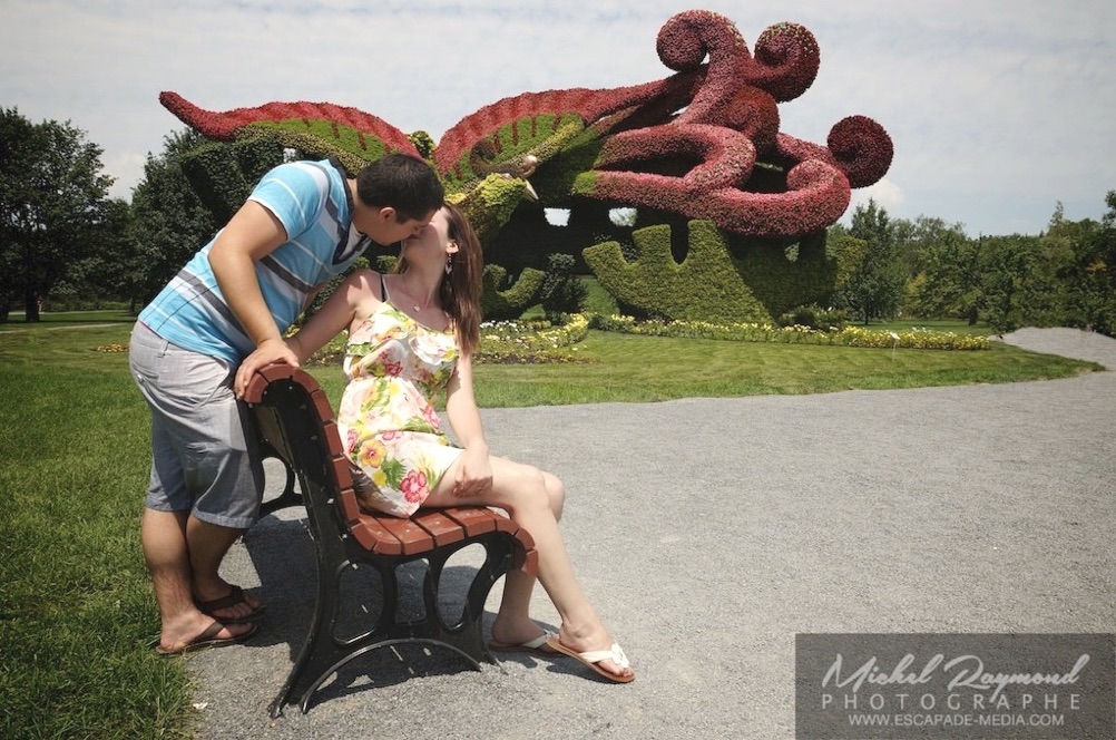 Magnifique photo de couple amoureux qui s'embrasse devant l'oiseau des mosaïculture du jardin botanique de Montréal