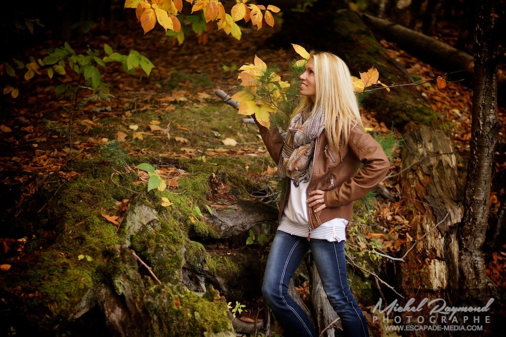 femme blonde admire les couleur d'automne