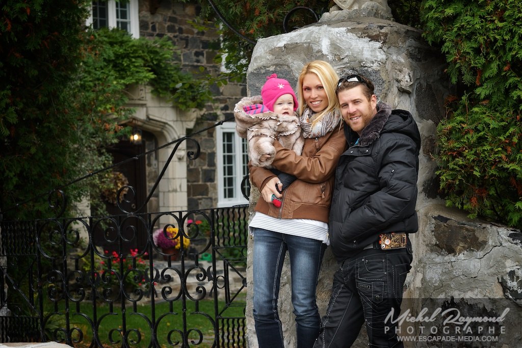 photo famille près d'une belle maison en pierre