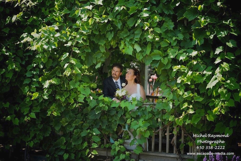les mariés dans les vignes du jardin