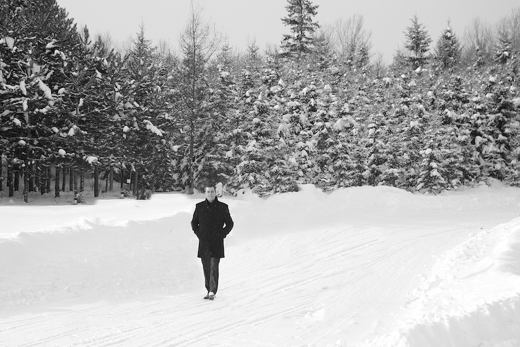 photo-de-mariage-marié-promenade-dans-la-neige