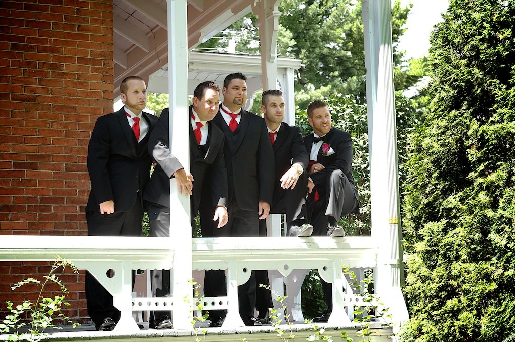 Les hommes d'honneur avec le marié sur un balcon