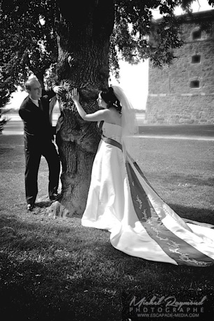 les-mariés-près-d'un-arbre