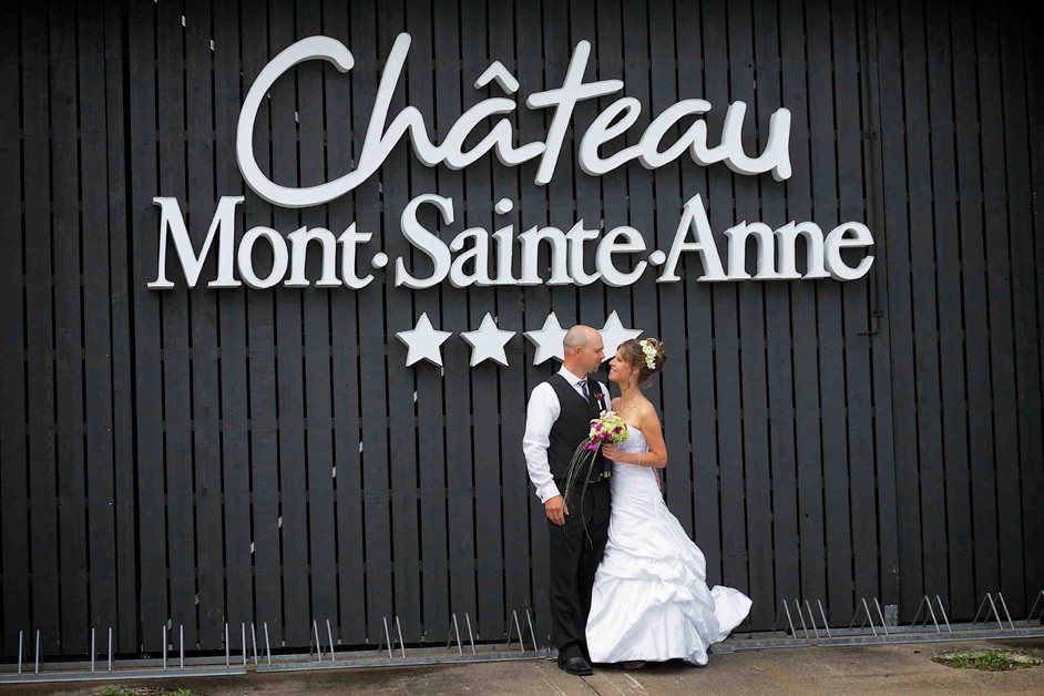 les mariés devant le Château Mont-Sainte-Anne