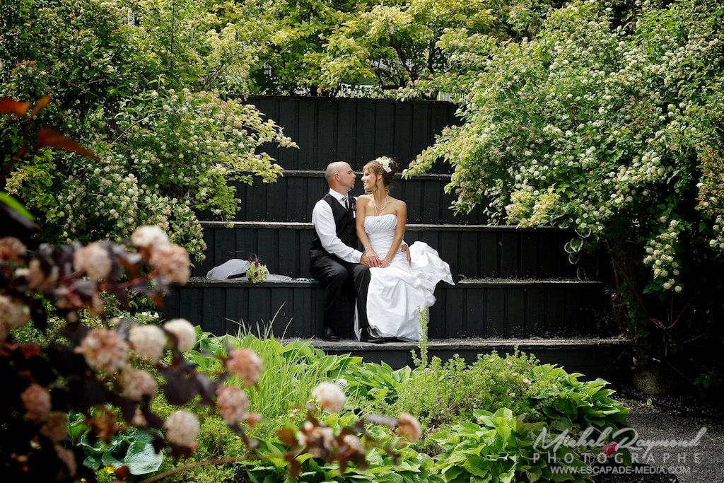 ,agnifique photo de mariage dans le jardin enchanteur