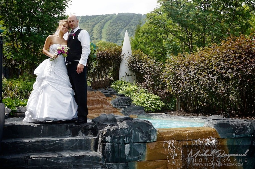 photo des mariés au spa du Mont-Sainte-Anne