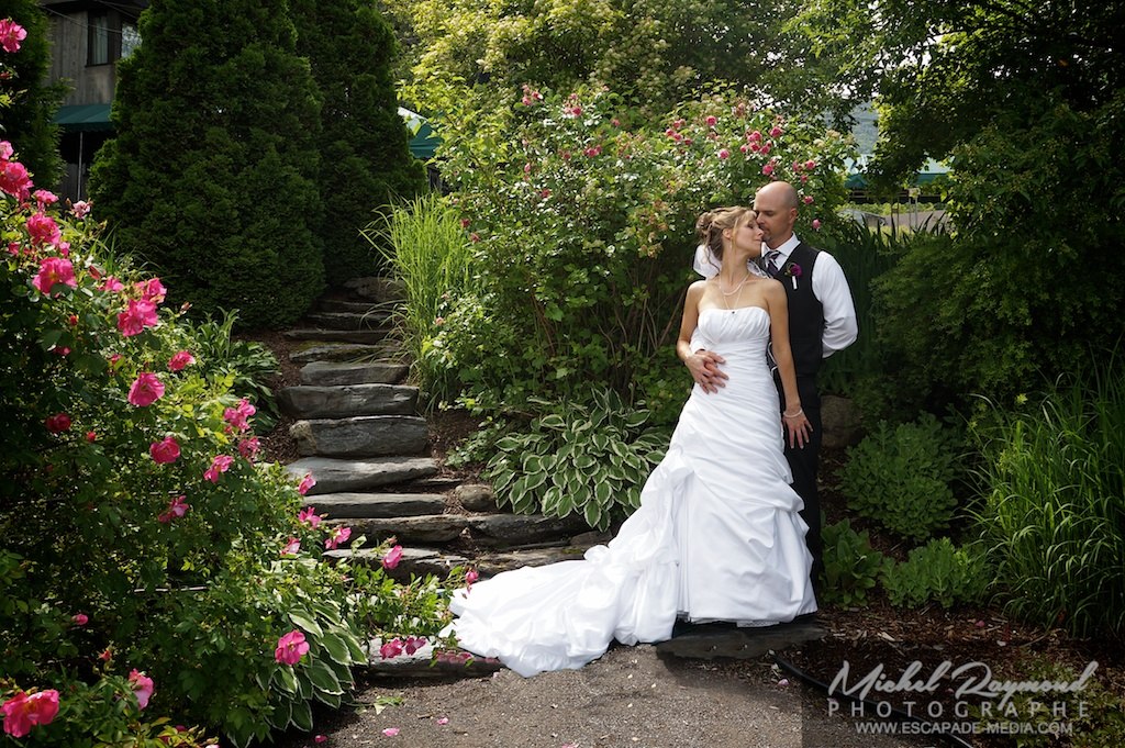 photo des marié dans le jardin de fleurs