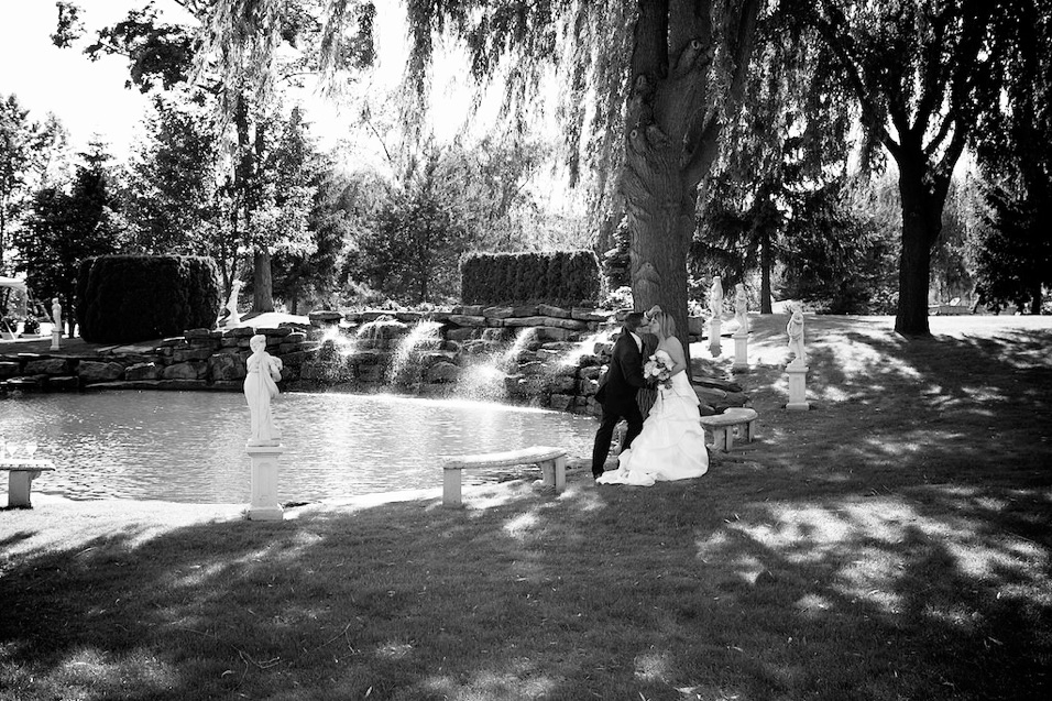 le jardin du Château Vaudreuil et les mariés