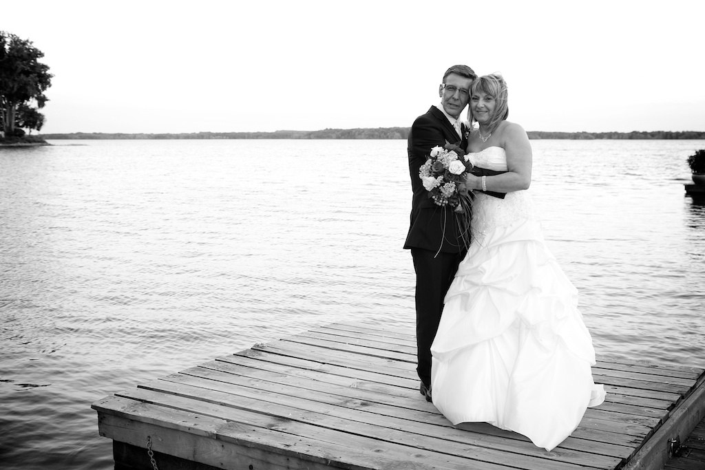 le couple mariés sur le quai au bord du lac des deux Montagnes