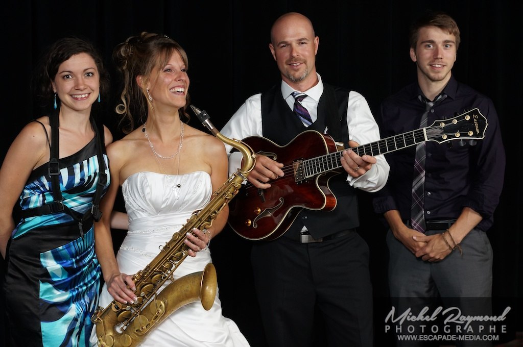 photo drôle des mariés avec musiciens