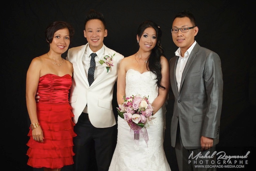 photo des mariés vietnamien avec organisatrice de la soirée