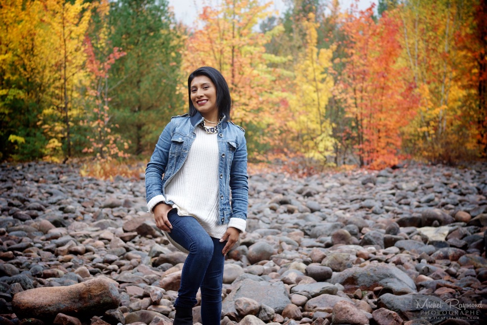 arely-pose-dans-le-champs-de-pierre